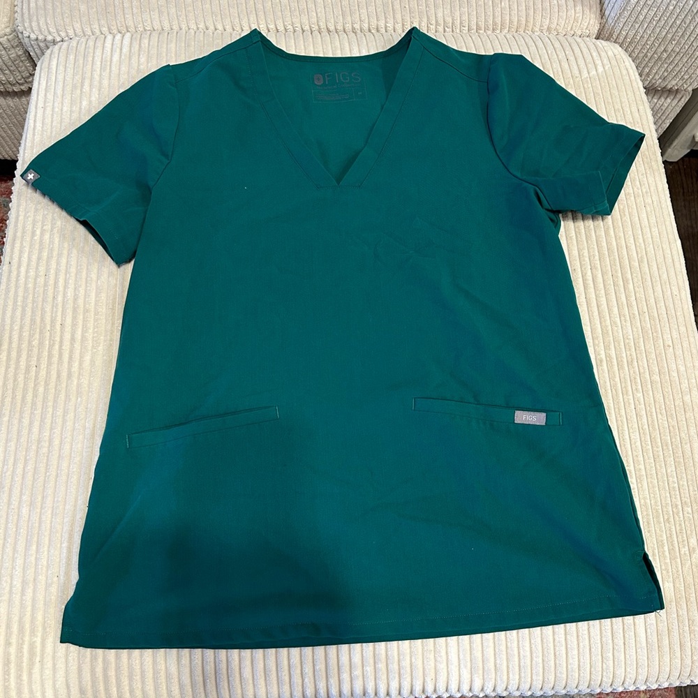 Figs medium scrub top
